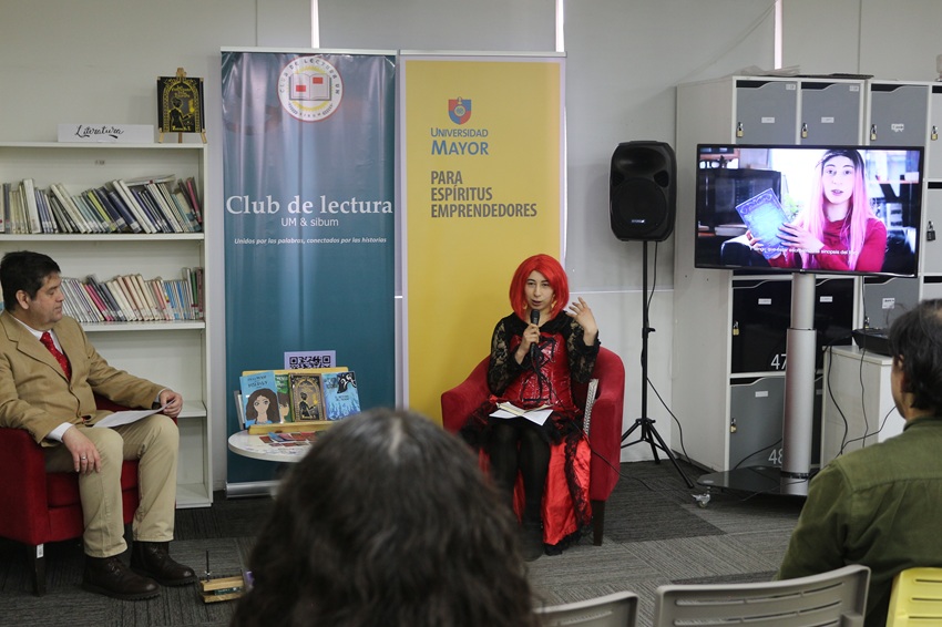 Zazuki presentó su libro “La Forjadora del Tiempo” en la Universidad Mayor