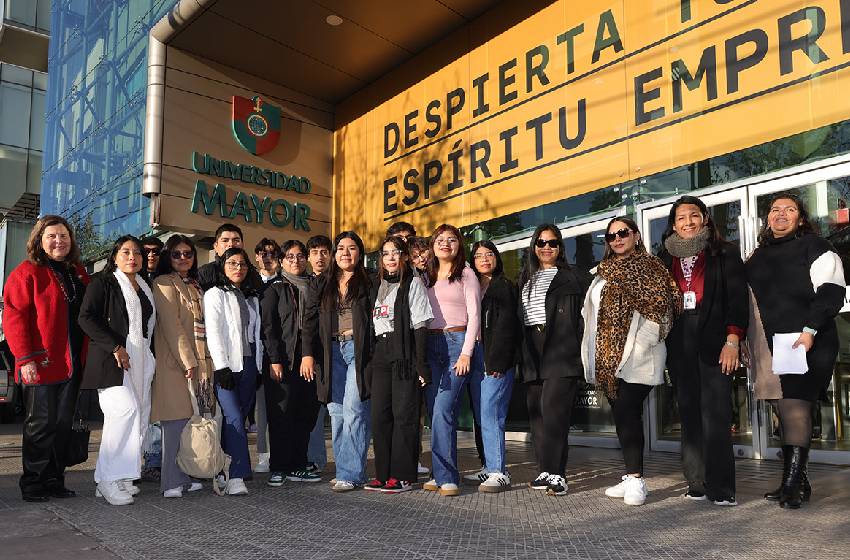 Delegación de Perú visitó la U. Mayor para vivir una semana de clases y talleres