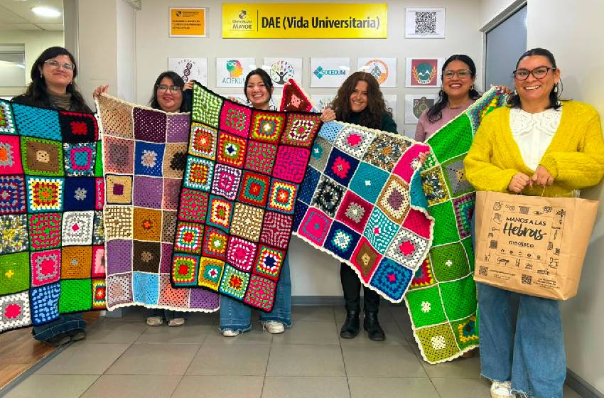 Club de Tejido U. Mayor donó seis mantas para la Fundación Abrigar la Esperanza