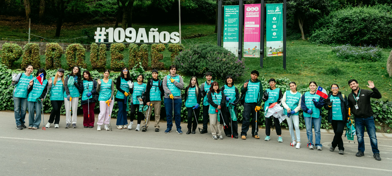 Estudiantes realizaron jornada de voluntariado y limpieza en el Parque Metropolitano de Santiago