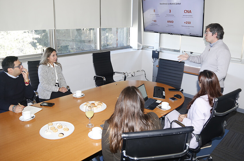Ministerio de Ciencia visitó la U. Mayor para conocer sus capacidades científicas y tecnológicas