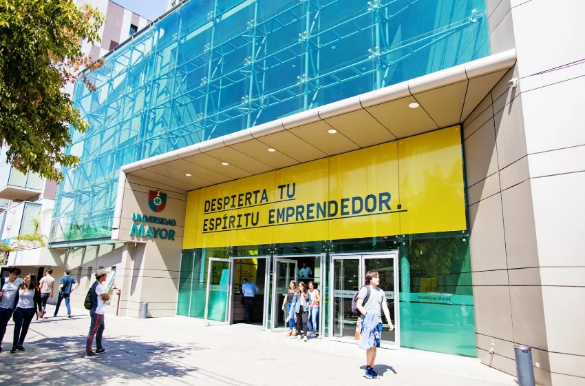 U. Mayor concreta otro hito de su Acreditación, tras entregar Informe de Autoevaluación a la CNA