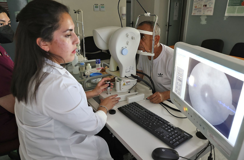 Tecnología Médica realiza 265 exámenes OCT en 2025 y reduce lista de espera oftalmológica en Huechuraba