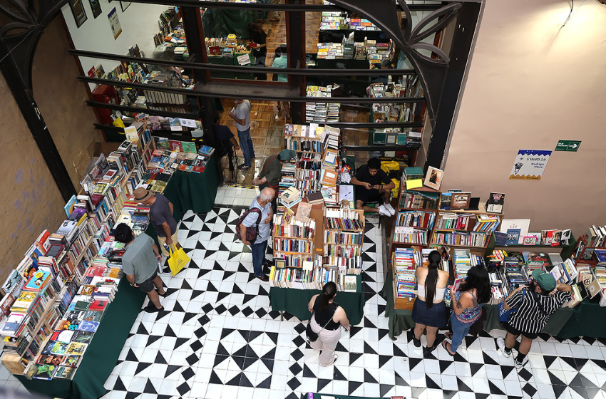 Diez mil personas visitaron la Feria del Libro Usado U. Mayor 2025