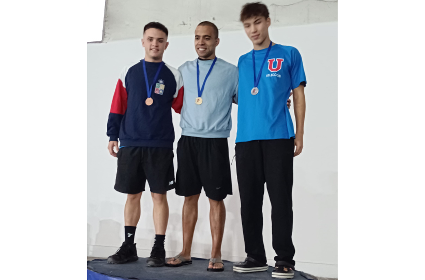Estudiante de la U. Mayor se quedó con tres medallas en campeonato de natación