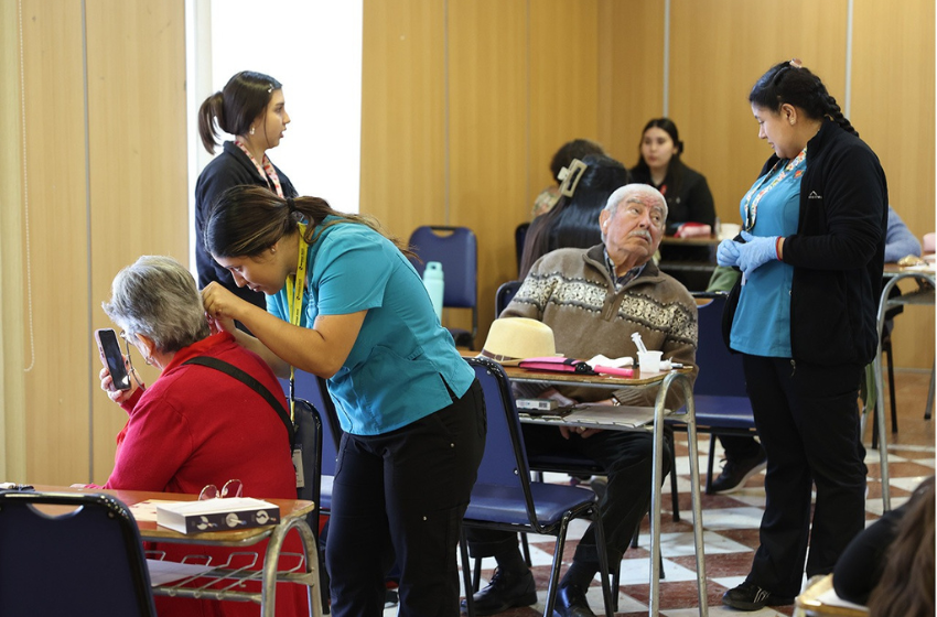 U. Mayor y Rotary Club realizan operativo fonoaudiológico para adultos mayores en San Bernardo