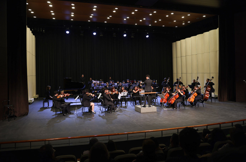 Orquesta Juvenil U. Mayor se presentó en el Teatro de Carabineros