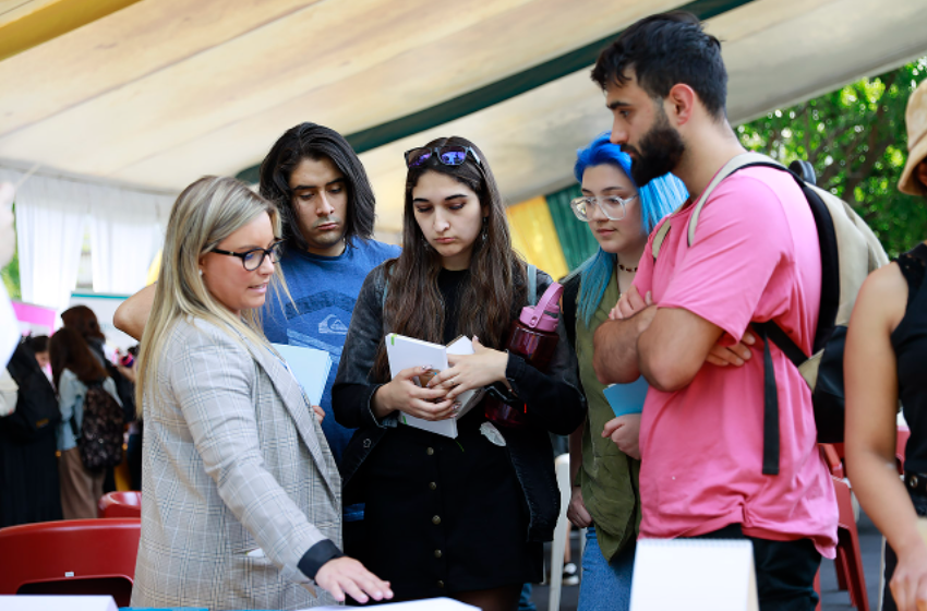Escuela de Psicología reunió a 21 empleadores en su Feria de Prácticas Profesionales