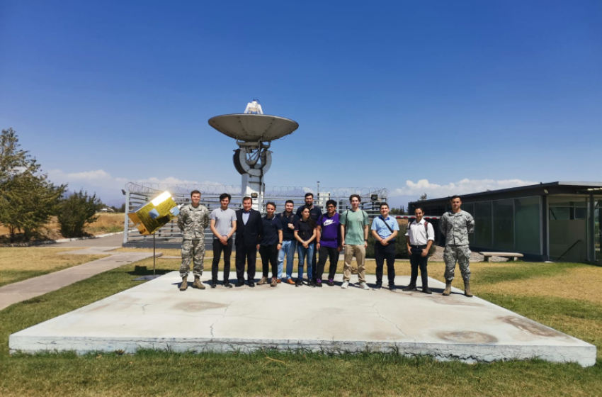 Equipo de Ingeniería Electrónica visitó el Grupo de Operaciones Espaciales de la FACH