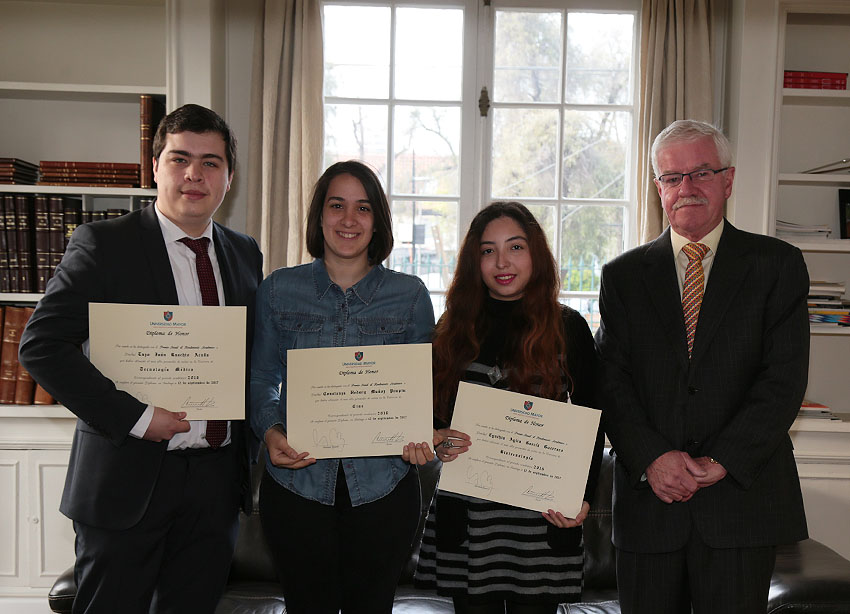 RECONOCIMIENTO//Rector felicita a estudiantes galardonados con el Premio al Rendimiento Académico U. Mayor