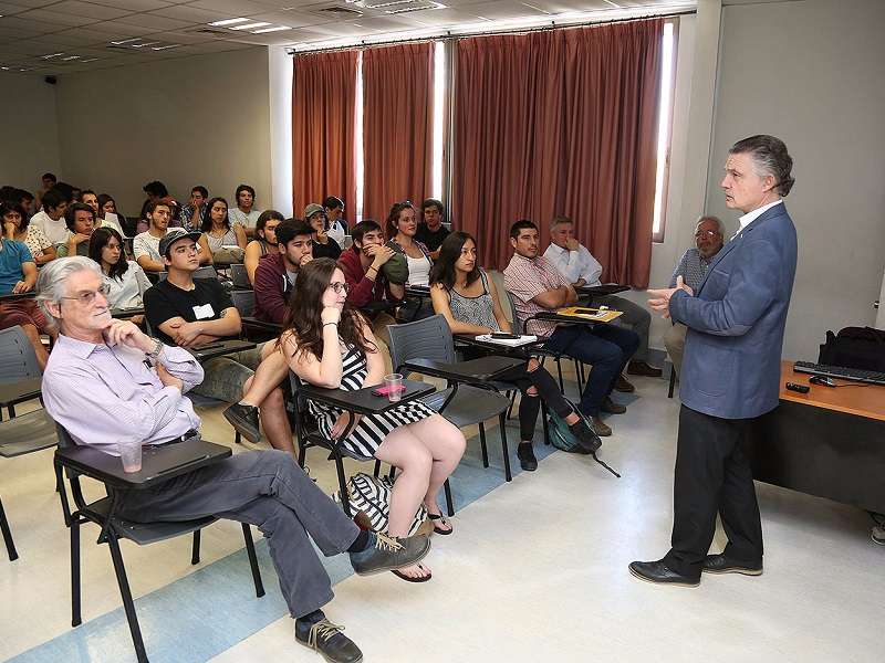 Patrimonio//Seminario de la Universidad Mayor reforzó idea de que el pisco nació en Chile