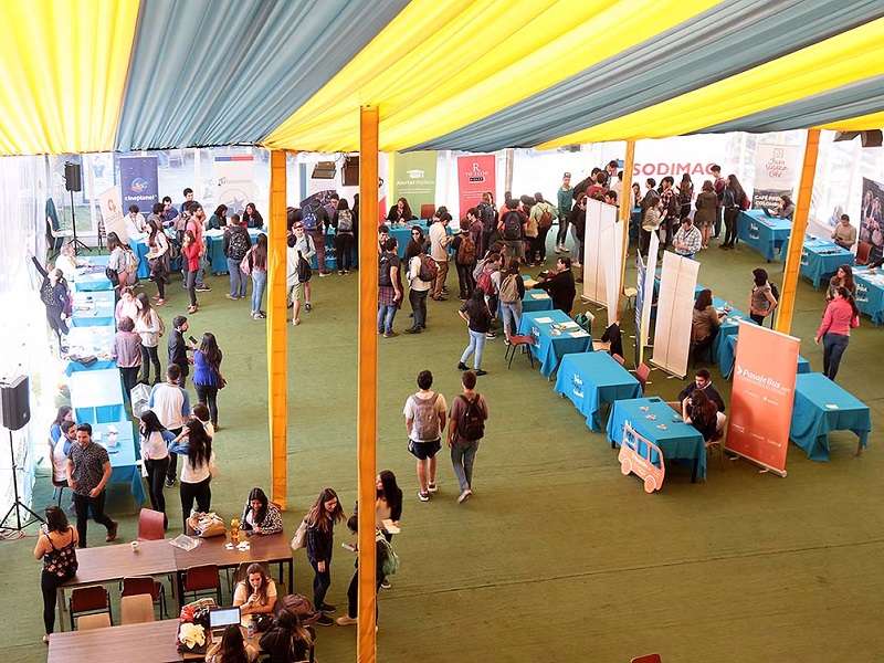 Servicio//Estudiantes U. Mayor postulan a empleos y prácticas en la 8va Feria Laboral de la DAE