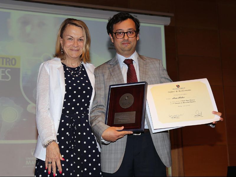 Actualidad//Una centésima coronó al ganador del Primer Encuentro sobre Innovaciones Educativas U. Mayor