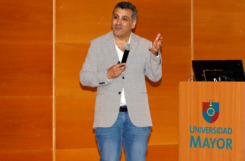 Experto abordó las ventajas y riesgos de los modelos de lenguaje que se crean con Inteligencia Artificial