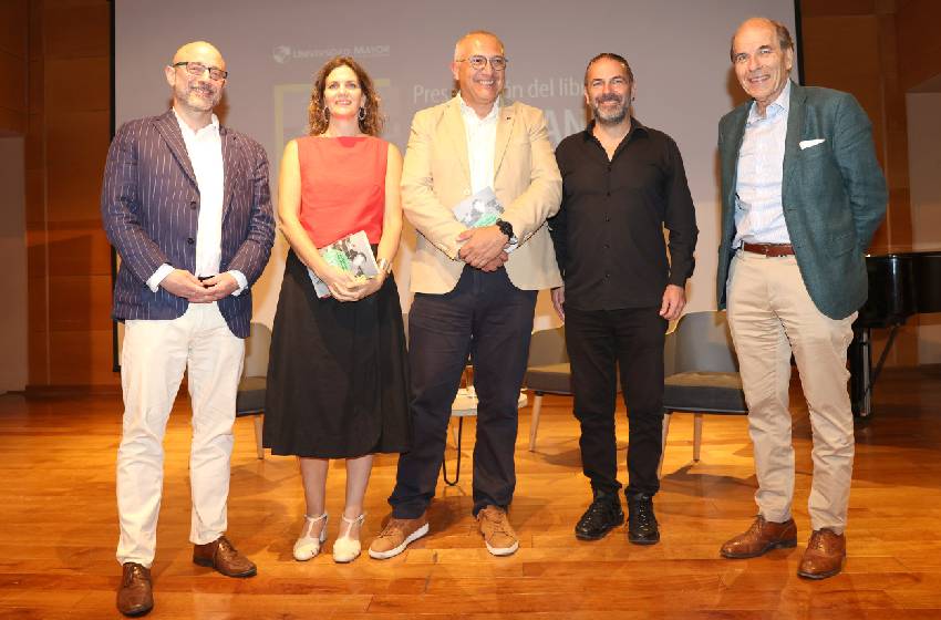 Decano Andrés Gomberoff presentó su nuevo libro “La tiranía del azar”