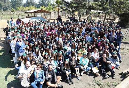 Bienvenida// Futuros veterinarios conocieron la Granja Educativa U. Mayor