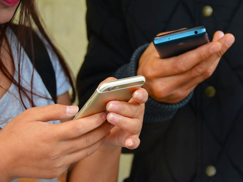 ACADÉMICOS//Académica U. Mayor aborda los problemas de la fobia a salir de casa sin teléfono móvil