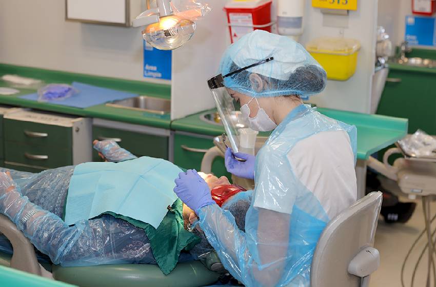 Escuela de Odontología capacitó en las nuevas tendencias sobre caries a más de 100 profesionales