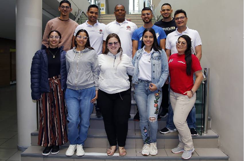 Estudiantes de Colombia visitaron la U. Mayor para capacitarse en Ciberseguridad e Informática