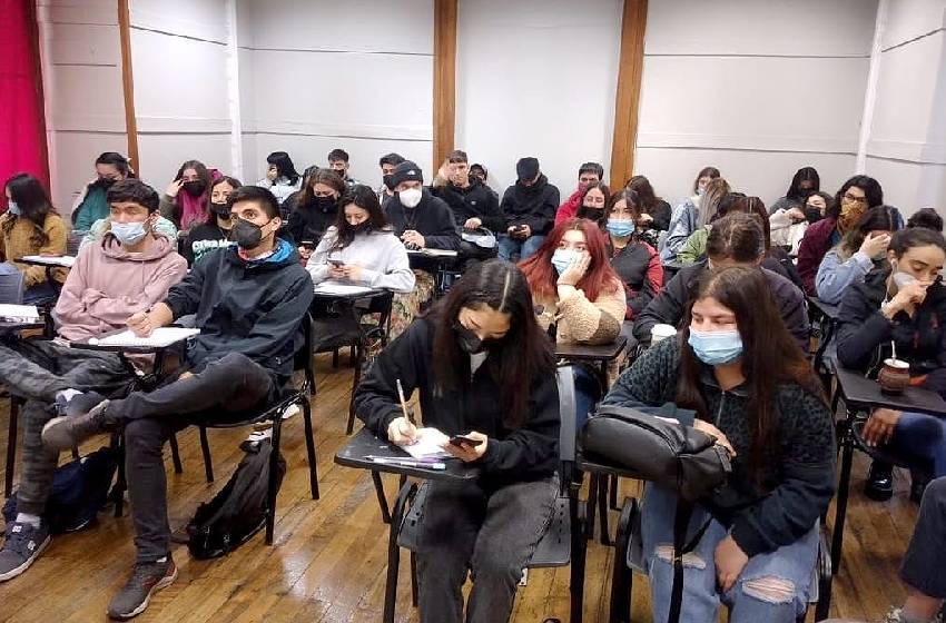 Estudiantes de Diseño asesoraron a 21 emprendedores de Sercotec en temas de imagen corporativa