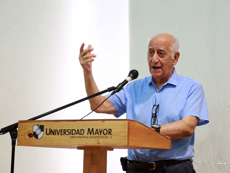 Cultura// Eulogio Suárez, el ensayista y poeta de Nueva Imperial que hoy revisita a Cervantes y el Quijote