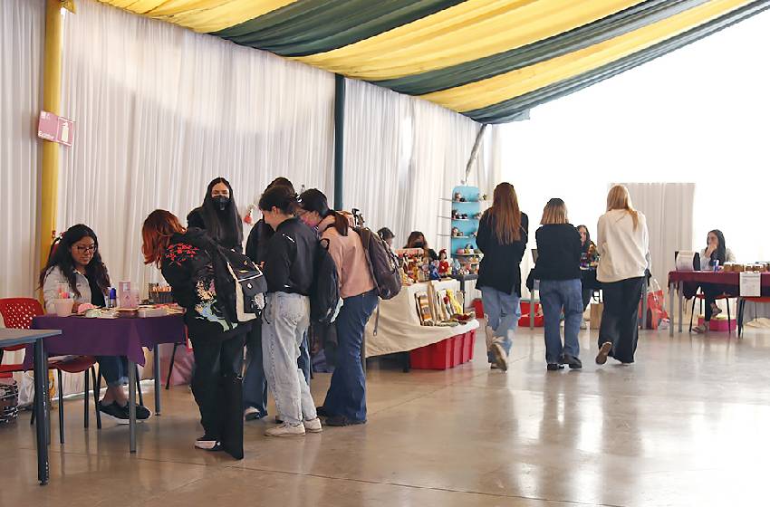 19 iniciativas se congregan en la primera Expoemprende del campus Manuel Montt