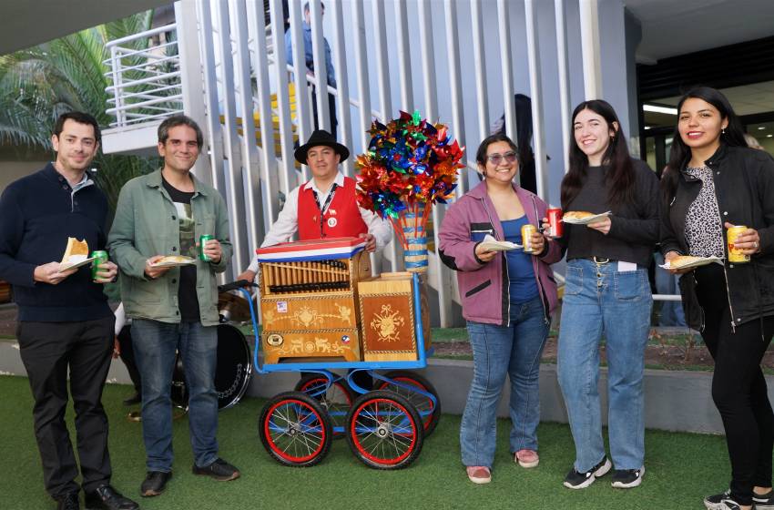 Más de 800 colaboradores participaron en la celebración de Fiestas Patrias en la U. Mayor