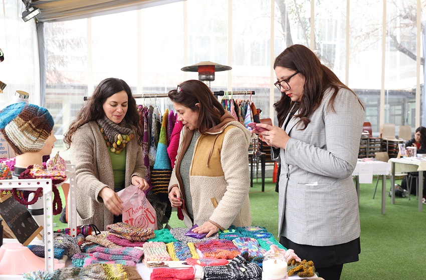 U. Mayor realizó por segundo año su Feria de Beneficios y Emprendimientos