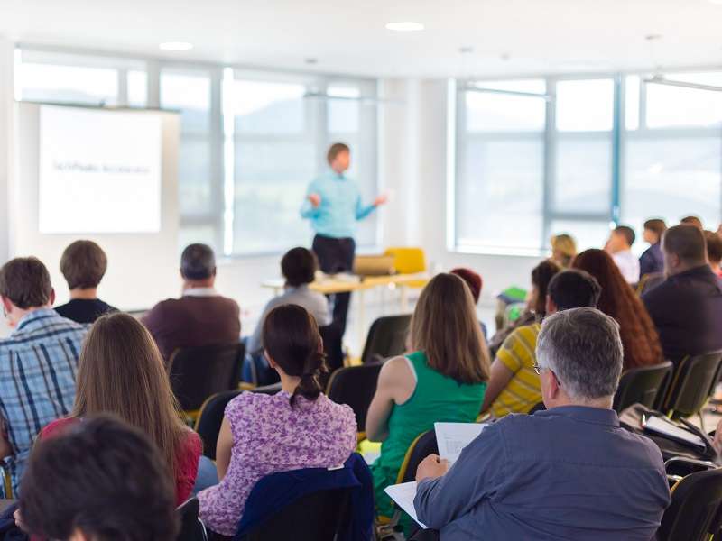 Asesoría//Iniciativa U. Mayor ofrece programas de alta calidad para establecimientos educacionales