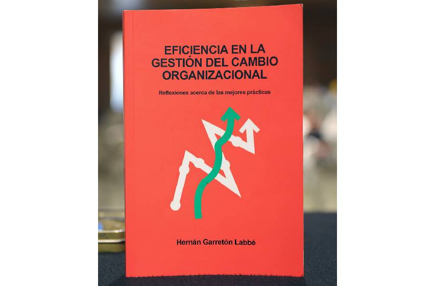 Académico de Psicología presentó libro sobre adaptación y cambios organizacionales