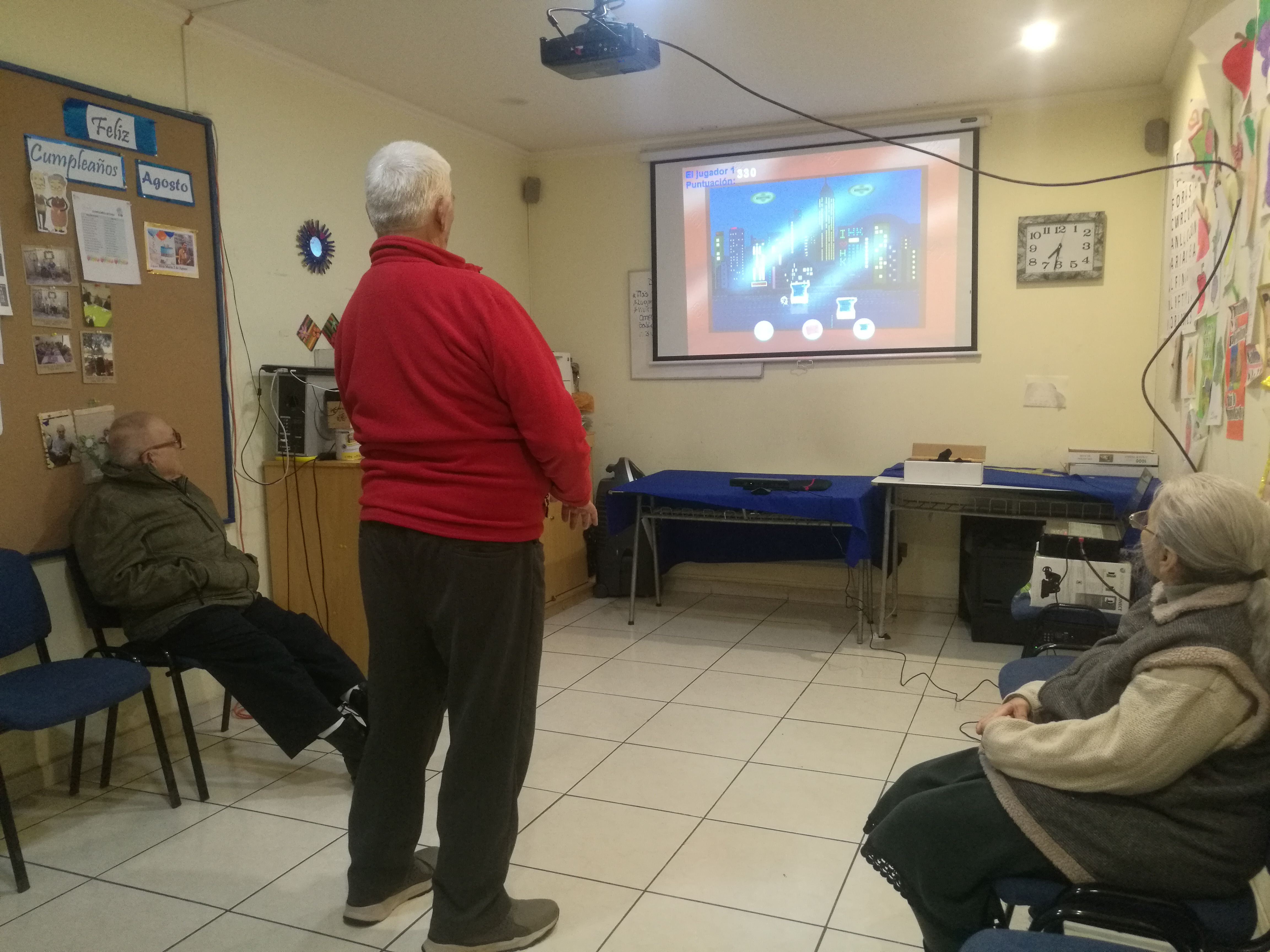 Postgrado// Estudiante de Postgrado U. Mayor utilizó videojuegos para aumentar la movilidad y el equilibro en adultos mayores