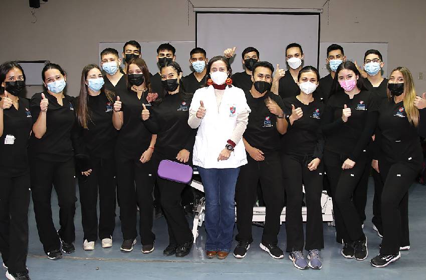 Futuros kinesiólogos aplican sus conocimientos durante operativo de evaluación en Huechuraba
