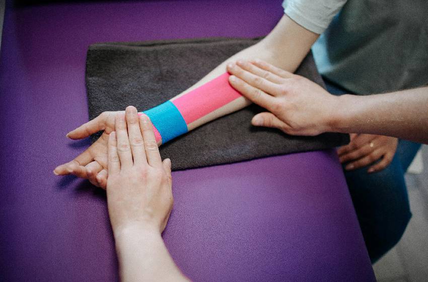 Desde la neurología y psiquiatría hasta lesiones: entregan consejos para el tratamiento kinésico