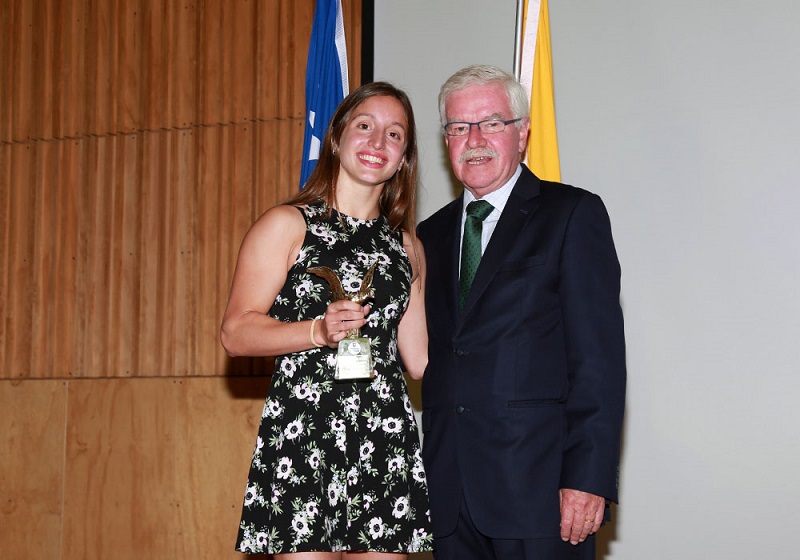 Deportes// U. Mayor entregó el premio “Cóndor Mayor” a la destacada nadadora Leila Chanuar