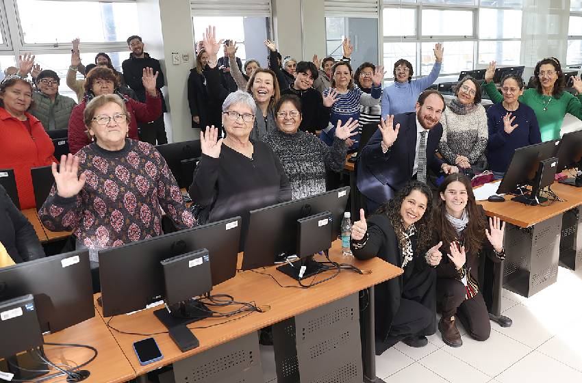 125 adultos mayores aprenden de tecnología gracias a la alianza U. Mayor/municipio de Huechuraba