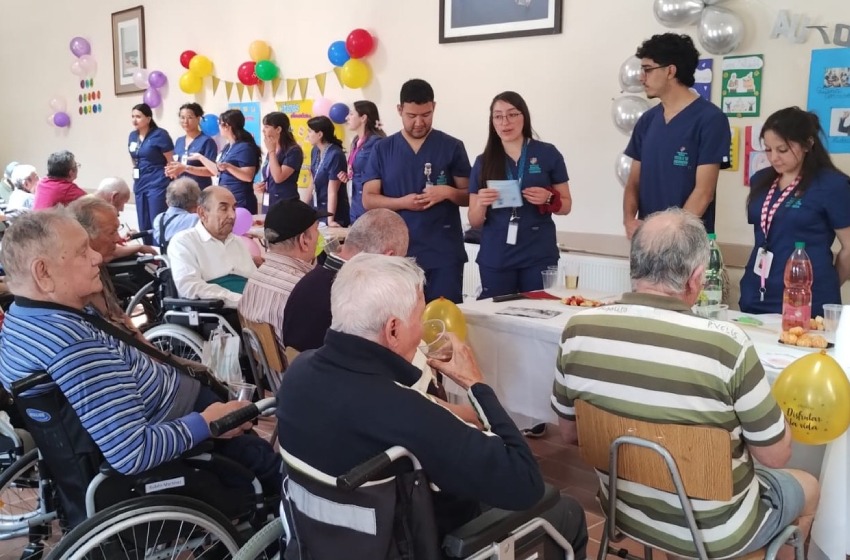 Estudiantes de Enfermería y Kinesiología educan en salud a 815 adultos mayores y escolares de la región Metropolitana