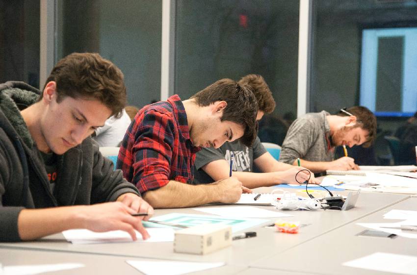 Estudiantes ya pueden inscribirse para ser parte de los “Pares Mentores 2024”