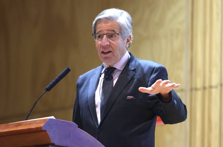 Cardiólogo francés lideró seminario que abordó el impacto de la IA en la Salud