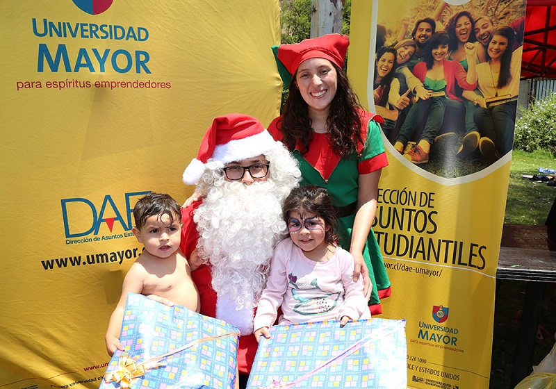 DAE// U. Mayor y Municipalidad de Huechuraba celebraron la Navidad Solidaria junto a 300 niños