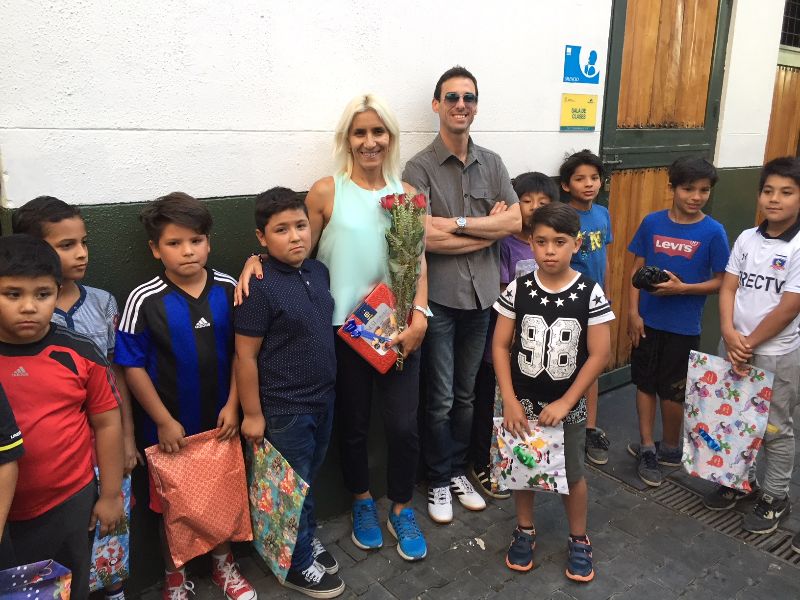 Actividad//Hospital Docente U. Mayor realizó asado Navideño en el Hipódromo Chile