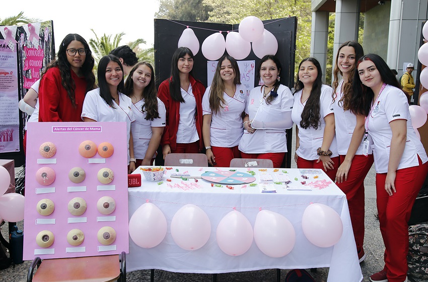 Estudiantes de Obstetricia entregaron tips de prevención del cáncer de mama