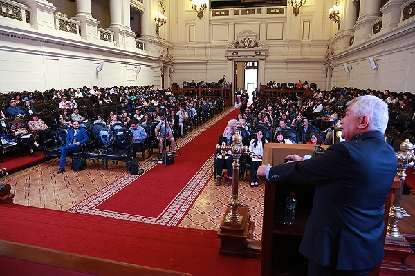 Encuentro// Decano de la Facultad de Ciencias abogó por ampliar el rol de los químicos farmacéuticos en Chile