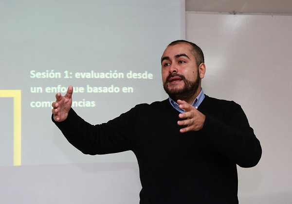 Docentes// 40 académicos e investigadores fueron capacitados en elaboración de instrumentos para mejorar evaluaciones