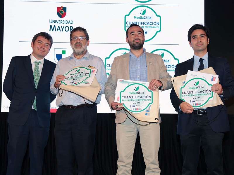 Ceremonia//Universidad Mayor recibe reconocimiento del Ministerio del Medio Ambiente