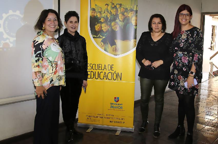 Escuela de Educación capacitó en la metodología Pre-textos a 18 profesores de Maipú