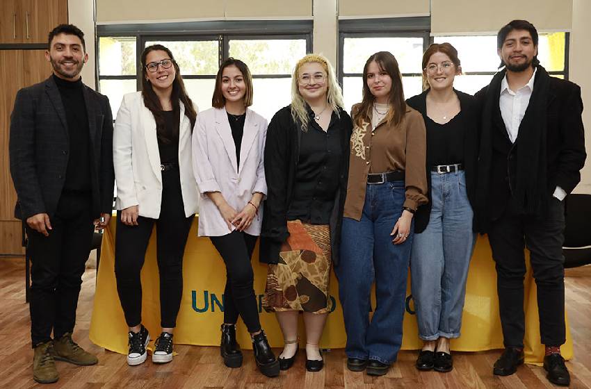 Futuros psicólogos y psicólogas presentaron investigación sobre inclusión y diversidad cultural en 15 colegios de Santiago