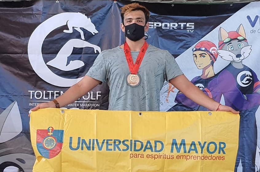 Estudiante U. Mayor ganó el Toltén Wolf International: la competencia de natación de mayor distancia en Chile