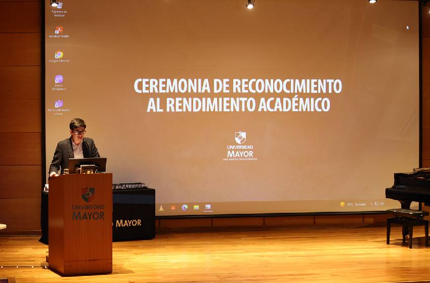 Sede Santiago distinguió a 40 estudiantes con el “Premio al Rendimiento Académico” 2024