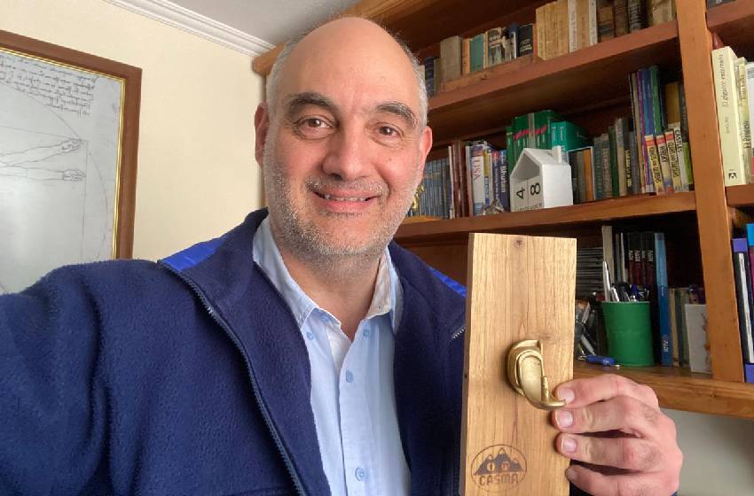Traumatólogos premiaron a académico U. Mayor durante congreso en Argentina
