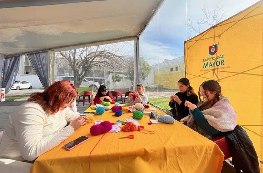 Estudiantes participaron en talleres de tejido para bajar el estrés y la ansiedad